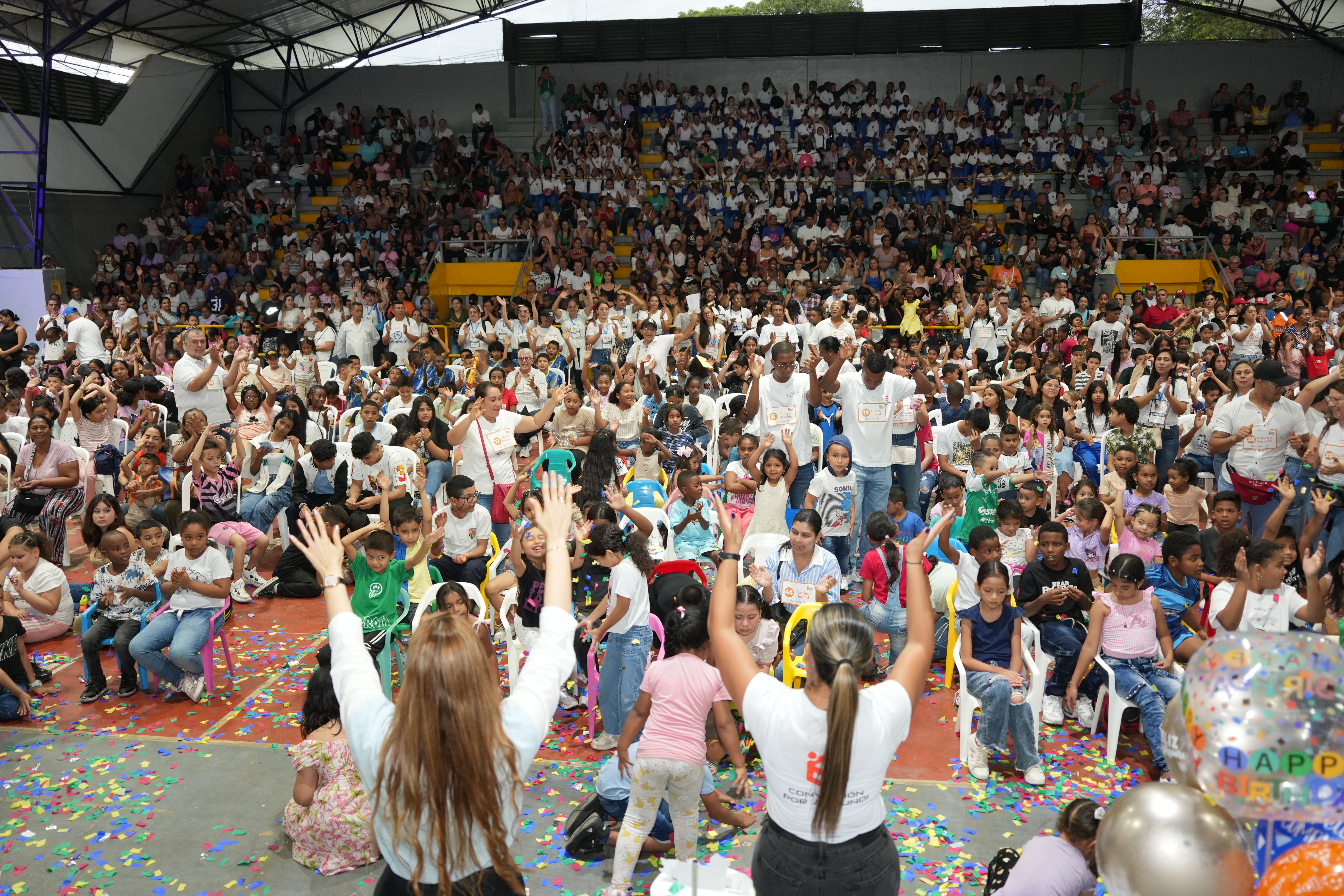 Niños con kits escolares